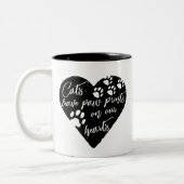 猫の手離れのプリントが私たちのハートにペットラブ ツートーンマグカップ (左)