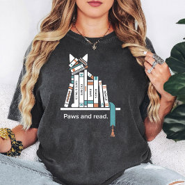 猫の本棚 "Paws And Read" アート Tシャツ