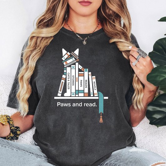 猫の本棚 "Paws And Read" アート Tシャツ