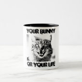 猫の犯罪者あなたのバニーまたはあなたの人生のスプーフ ツートーンマグカップ (中央)