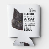 猫の目を見る時の黒猫 缶クーラー (裏面)