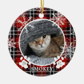 猫の肉球プリント 赤い雪の紋様のプレイド写真 名前 年 セラミックオーナメント (正面)