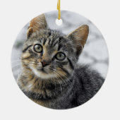 猫の肉球プリント 赤い雪の紋様のプレイド写真 名前 年 セラミックオーナメント (裏面)
