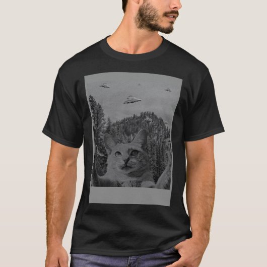 猫の自撮りミーム UFO目撃 エイリアン陰謀 SF Tシャツ (正面)