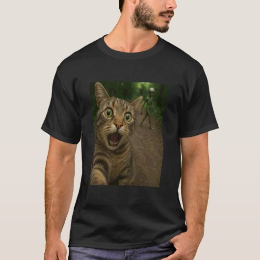 猫の自撮り、エイリアン、面白い Tシャツ (正面)