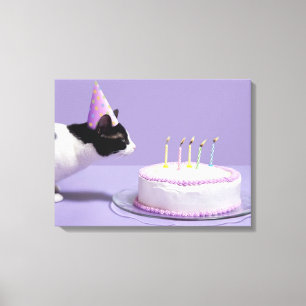 猫の蝋燭を吹く身に着けている誕生日の帽子 キャンバスプリント