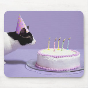 猫の蝋燭を吹く身に着けている誕生日の帽子 マウスパッド