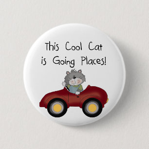 猫の行く場所赤い車のTシャツおよびギフト 缶バッジ