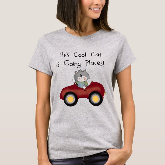 猫の行く場所赤い車のTシャツおよびギフト Tシャツ (正面)