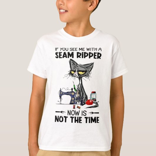 猫の裁縫もし見ると縫い目の波が立つ Tシャツ (正面)