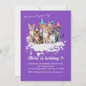 猫の誕生日パーティー、女の子とキッズパープル 招待状 (正面)