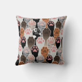 猫の足のパターンが多い クッション (裏面)