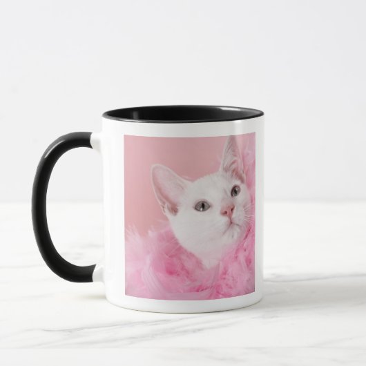 猫の身に着けている羽毛製の襟巻 マグカップ (左)