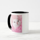 猫の身に着けている羽毛製の襟巻 マグカップ (正面左)