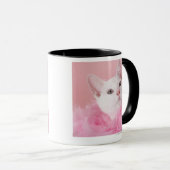 猫の身に着けている羽毛製の襟巻 マグカップ (正面右)