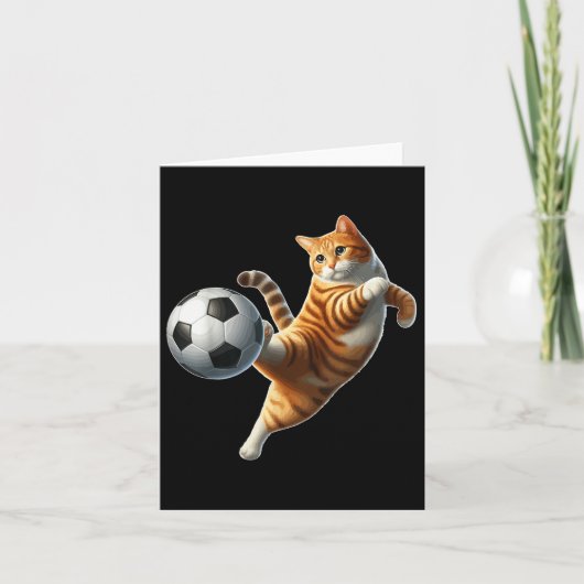 猫の遊サッカーの仮装で飼い主のスポーツ愛好家 カード (正面)