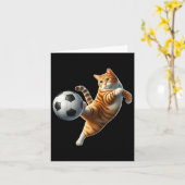 猫の遊サッカーの仮装で飼い主のスポーツ愛好家 カード (黄色い花)