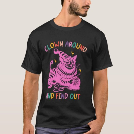 猫の道化師が回り道して真実を知る Tシャツ (正面)