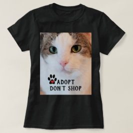 猫の里親募集 / 黒背景の白猫の写真 Tシャツ