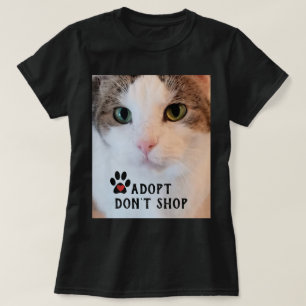 猫の里親募集 / 黒背景の白猫の写真 Tシャツ