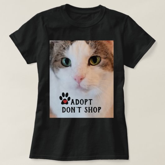 猫の里親募集 / 黒背景の白猫の写真 Tシャツ (デザイン正面)