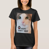 猫の里親募集 / 黒背景の白猫の写真 Tシャツ (正面)