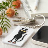 猫の面白いキャラクターが布を引っかく キーホルダー (正面右)