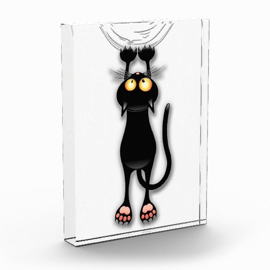 猫の面白いキャラクターが布を引っかく フォトブロック (左)