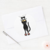猫の面白いキャラクターが布を引っかく ラウンドシール (封筒)