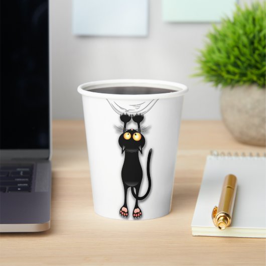 猫の面白いキャラクターが布を引っかく 紙コップ (インサイチュ)