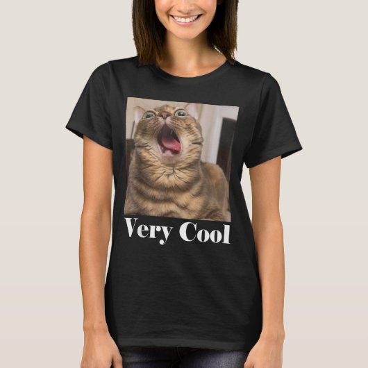 猫の面白画像 猫のユーモア 面白い猫 とてもC Tシャツ (正面)