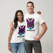 猫の頭のデザインがシャツに付いている Tシャツ (ユニセックス)
