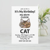 猫の顔が私の目覚まし時計 タビー猫の誕生日 招待状 (スタンド正面)