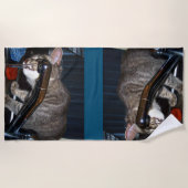 猫の飲おもしろいみタップビーチタオル ビーチタオル (正面)