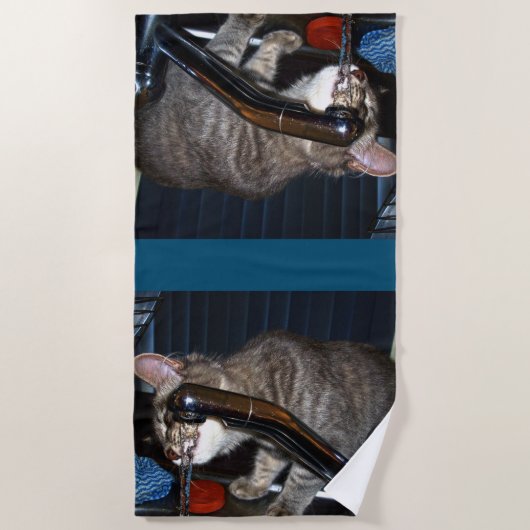 猫の飲おもしろいみタップビーチタオル ビーチタオル (正面)