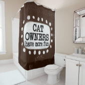 猫の飼い主がおもしろいシャワーカーテンを持つ シャワーカーテン (インサイチュ)