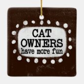 猫の飼い主のおもしろいオーナメント セラミックオーナメント (裏面)