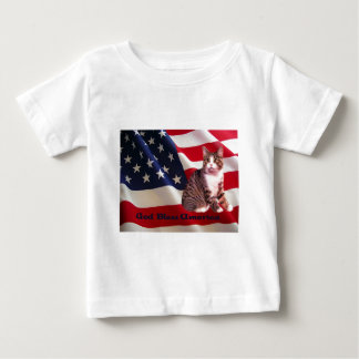 猫のTodlerのTシャツの神はアメリカを賛美します ベビーTシャツ