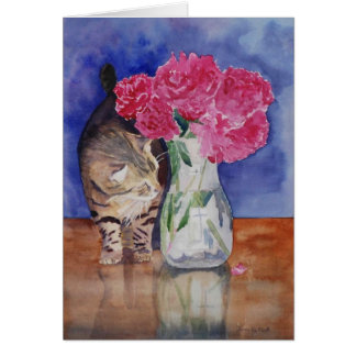 猫はちょうど美しいシャクヤクをかがなければなりません