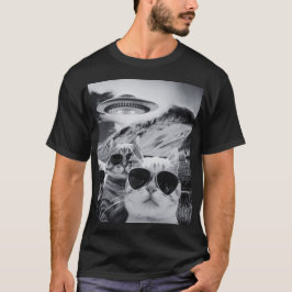 猫はエイリアンUFOの猫のおもしろい贈り物で自撮男性へ Tシャツ