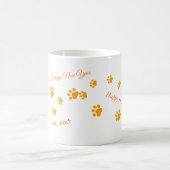 猫はオレンジ色の足を歩く コーヒーマグカップ (中央)
