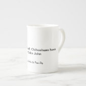 「猫はスタッフ、チワワはコンシェルジュ」 ボーンチャイナマグカップ (正面右)