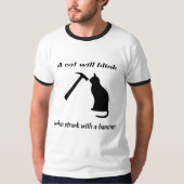 猫はハンマーによって打たれたとき点滅します Tシャツ (正面)