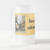 猫はビールの曇ったグラスのビアマグを楽しむ フロストグラスビールジョッキ (正面左)