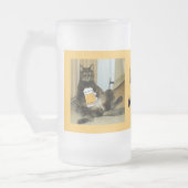 猫はビールの曇ったグラスのビアマグを楽しむ フロストグラスビールジョッキ (左)