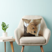 猫は古いテディー・ベアを握ります クッション (椅子)