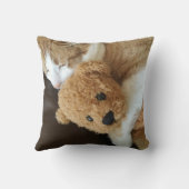 猫は古いテディー・ベアを握ります クッション (裏面)