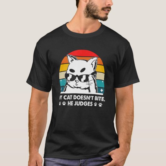 猫は噛まない、猫好きをジャッジする 面白い子猫 Tシャツ (正面)