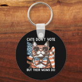 猫は投票しないが、その母はする 米国 子なし キーホルダー (正面)