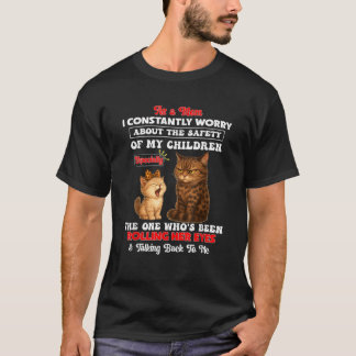 猫は母として常に安全を気にする Tシャツ